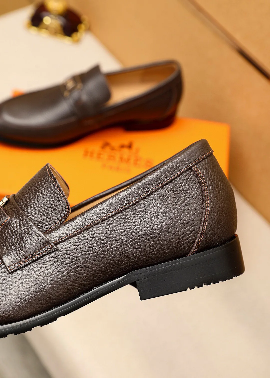 Men's shoes 💰442 💐 Product trademark: HERMES "Hermès" casual leather shoes Regular size: 38-44 (45🉑️customized) Product materials: Selected imported first-layer pebbled calfskin upper + luxury hardware buckle, imported water-dyed 🐂 cowhide lining. Strong three-dimensional visual effect, combined outsole Color: 2⃣️colors available